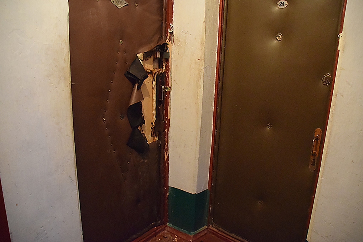 Сгорела двери. Выломанная дверь в квартиру. Двери на лестничную клетку. Дверь в подъезд. Сломанная входная дверь.