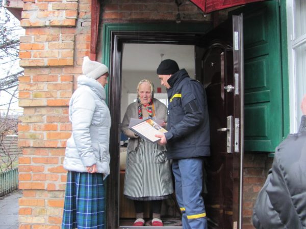 Спасатели поговорили с одинокими пенсионерами о пожарной безопасности
