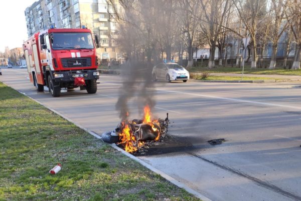 В ДТП на 6-го Декабря горел мотоцикл, водитель в больнице