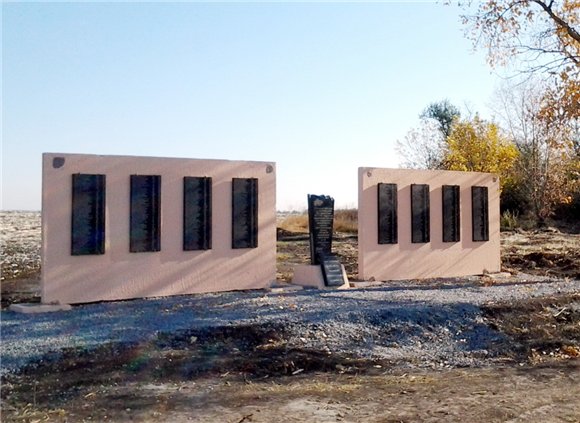 В Светлополье Александрийского района установили мемориал участникам ВОВ, которые считались пропавшими
