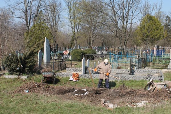 В Александрии территории 5 кладбищ убирают 7 человек
