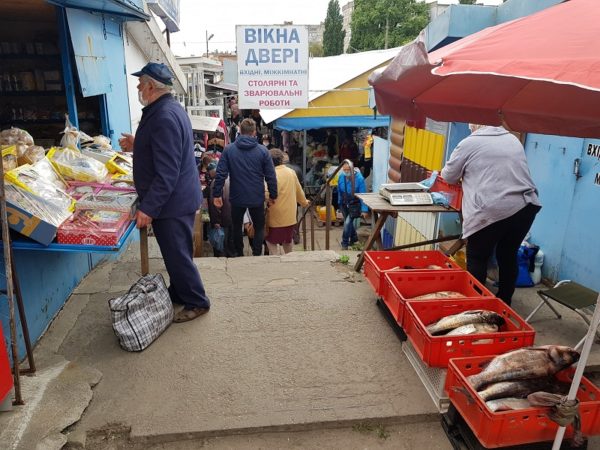 Рынок будущего: рыба с джинсами, венки с петрушкой, ковры с луком