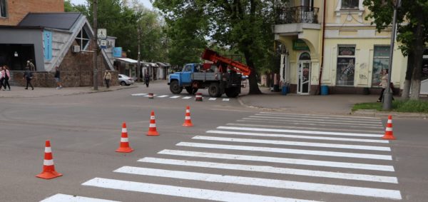 На центральных улицах Александрии обновляют «зебры»