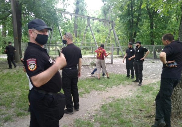 В парке Шевченко 5 человек пытались разобрать старые аттракционы на металл