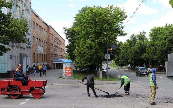 В Александрии ремонтируют основные дороги