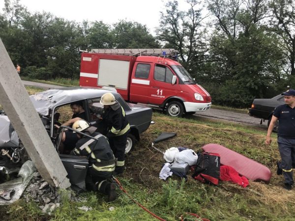 Водитель застрял в автомобиле, поврежденном в результате ДТП