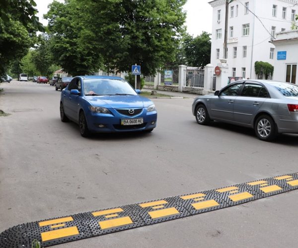 Возле Центральной городской больницы разметили «лежачие полицейские»