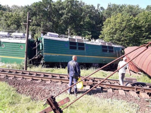 Поезд сошел с рельсов и снес строение на станции