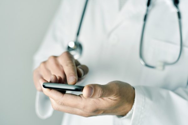 Заведующим и главврачам больниц Александрии за бюджетные деньги купят мобильные телефоны