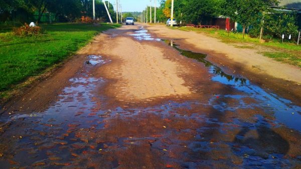 По Кременчугской улице 2 дня из-под земли течет вода. Водоканал не реагирует