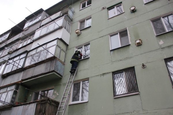 Александрийские спасатели трижды открывали двери квартир, где находись больные люди и спящий 7-летний мальчик (ФОТО)