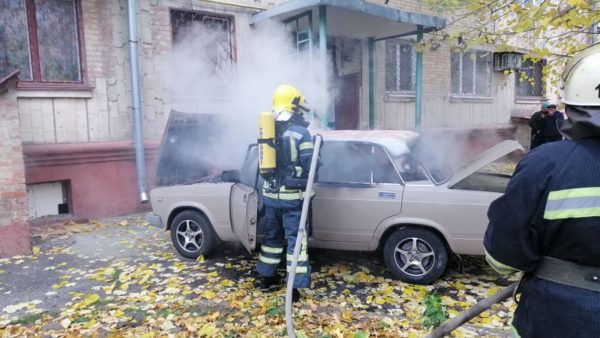 В Александрии у подъезда жилой пятиэтажки горела машина (ВИДЕО)