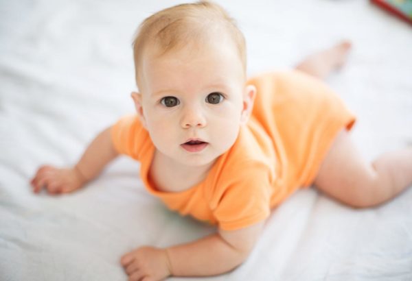 Физиологическое развитие ребенка в четыре месяца: чему должен научиться малыш