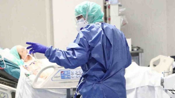 В Александрии 313 больных пневмонией, 1 человек подключен к аппарату ИВЛ
