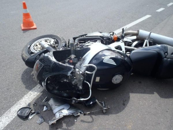 В Александрийском районе несовершеннолетний мотоциклист насмерть сбил 21-летнюю девушку