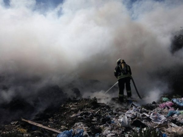 Александрийские спасатели потушили пожар на свалке