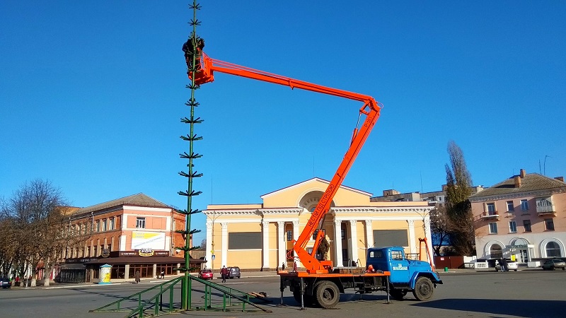 В Александрии на Соборной площади начали устанавливать елку