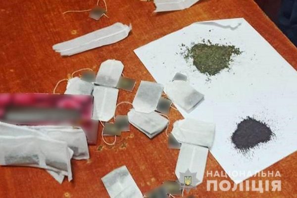 Житель Кировоградской области почтой отправлял наркотики, маскируя их под чай (ФОТО)