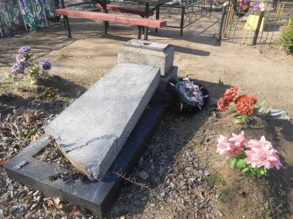 Жителю Александрийского района, который разрушал памятники на кладбище, дали условный срок