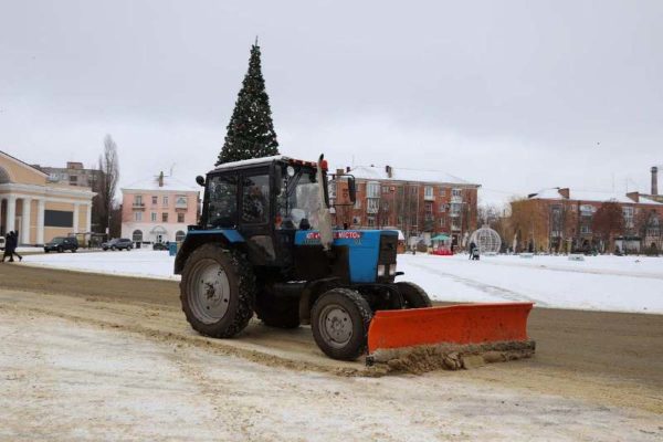 Александрийские коммунальщики убирают снег с четырех утра (ФОТО)
