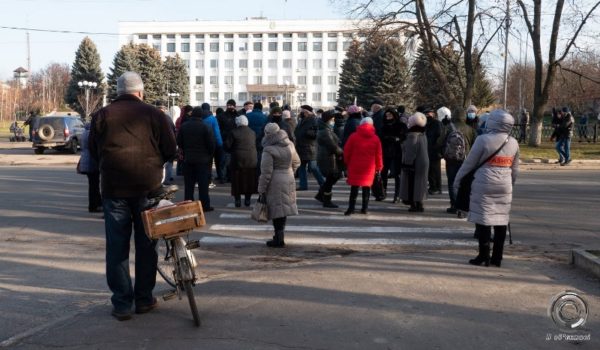 Александрийцы протестовали против повышения тарифов и перекрыли дорогу возле горсовета