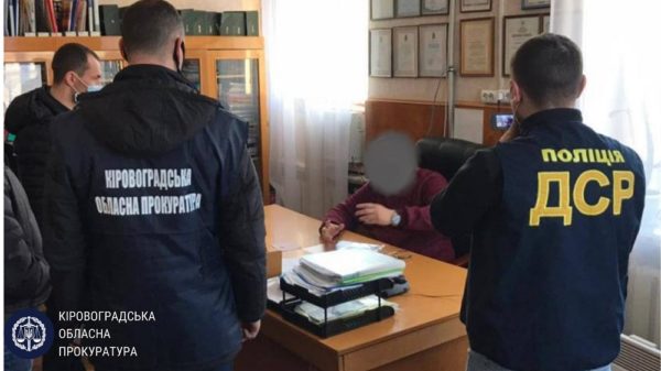 Заместителя начальника управления Кировоградской ОГА поймали на получении взятки