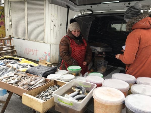 В Александрии составили 11 админпротоколов за торговлю самогоном, рыбой и мясом