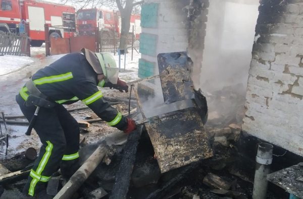 В Александрийском районе горел жилой дом и летняя кухня (ФОТО)
