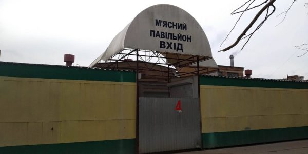 В мясном павильоне Центрального рынка ремонтируют холодильную камеру (ВИДЕО)