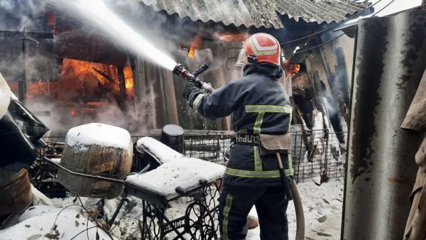 В горящем доме спасатели обнаружили тела двоих александриек