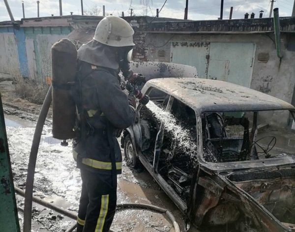 17-летний парень получил ожоги лица и рук во время пожара в одном из гаражных кооперативов Александрии
