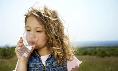 Ребенок пьет воду 