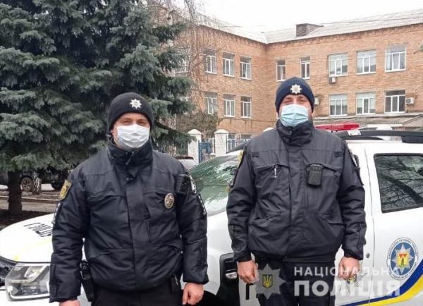 Полицейские помогли доставить в больницу мужчину, который болгаркой травмировал лицо (ВИДЕО)