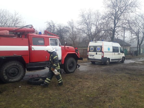 Александрийские спасатели отбуксировали легковушку и машину скорой помощи, которые застряли на сложных участках дорог