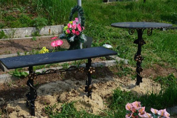 Во дворе частного дома 64-летнего александрийца обнаружили скамейки, столы и ограждения с кладбища (ФОТО)