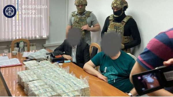 Задержали мужчин, которые за 3,5 млн. долл. обещали повлиять на назначение на должность головы Кировоградской ОГА (ФОТО)