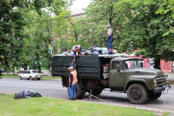 Александрийские коммунальщики устраняют последствия празднования Дня города (ФОТО)