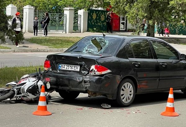 В Александрии возле «Гранд Плазы» произошло ДТП с участием легковушки и мотоцикла (ФОТО)