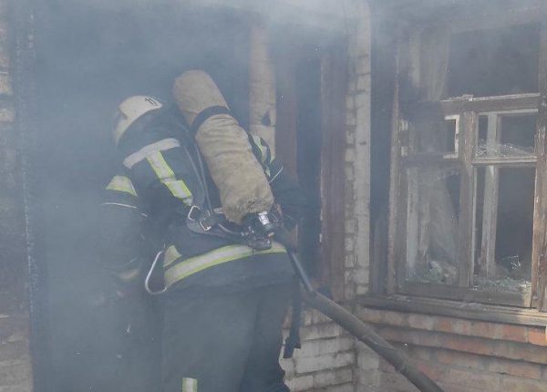 Во время тушения пожара в доме спасатели обнаружили тело 35-летней женщины (ФОТО)