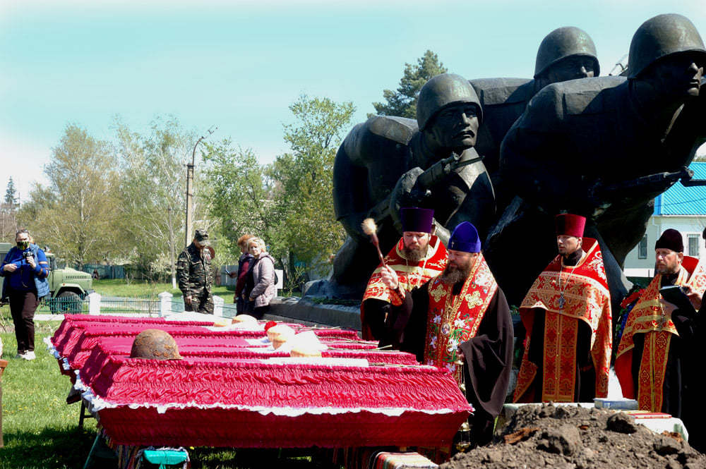 Православные войны на украине. Священник отпевает солдат. Священник отпевает погибших русских солдат, 1915 г.. Картина священник на войне отпевает убитых. Батюшка Червонной каменки Александрийского района.