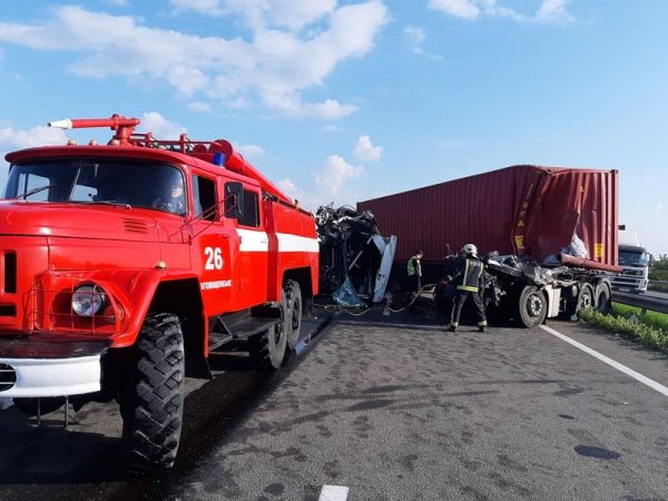 В Кировоградской области произошло ДТП с участием трех грузовиков и легкового автомобиля, есть пострадавшие (ФОТО)