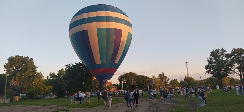 Александрийцы полетали на воздушном шаре возле стадиона «Ника» (ФОТО)