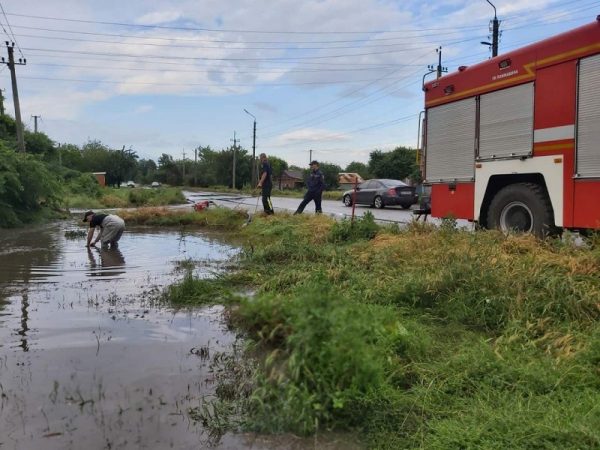 В Александрии дождевая вода затопила территории 11 домов (ФОТО)