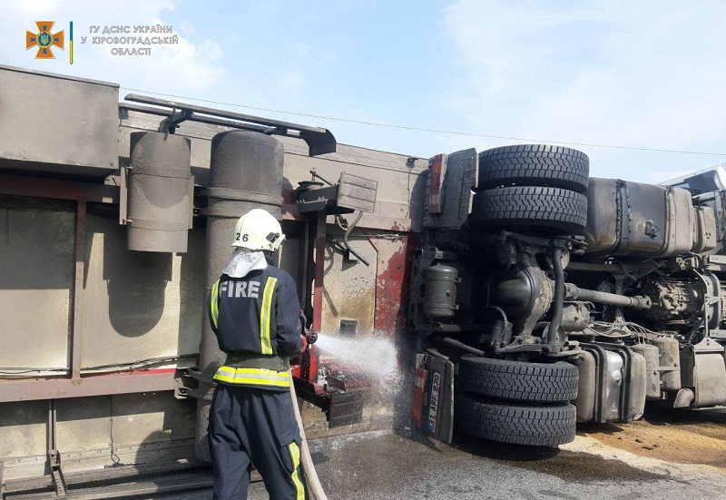 На Кировоградщине спасатели дважды смывали разлитое автомобильное топливо с покрытия дорог (ФОТО)