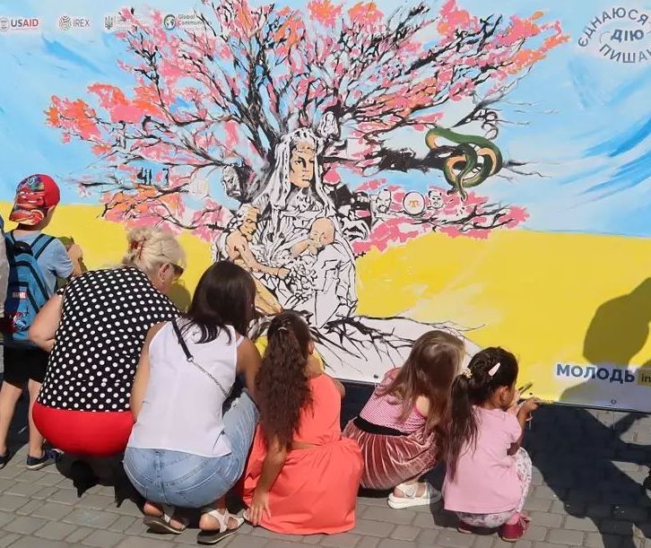 В День Независимости александрийцы разрисовывали картину, которая может стать муралом на одном из домов города
