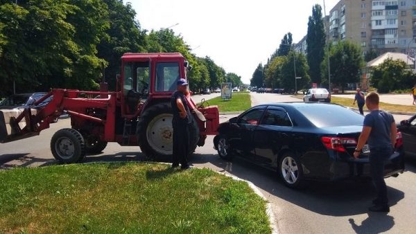 В Александрии на Соборном проспекте столкнулись Toyota и трактор