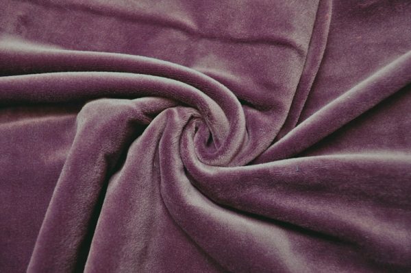 Велюр – ткань премиум-класса, позволяющая создавать эстетичные и красивые вещи