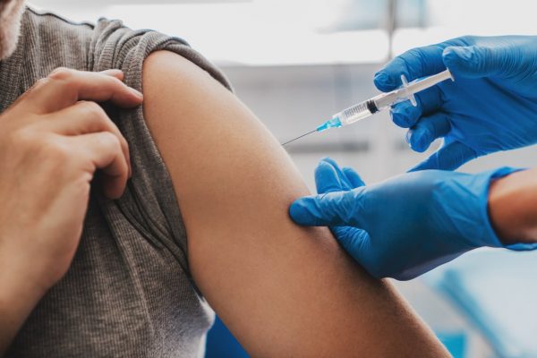 Обязательная вакцинация от COVID-19: кто должен сделать прививки и как будут наказывать за отказ