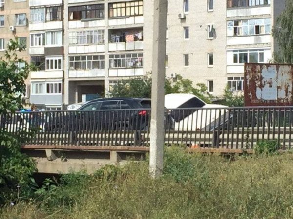 В Александрии на мосту Волга врезалась в ограждение