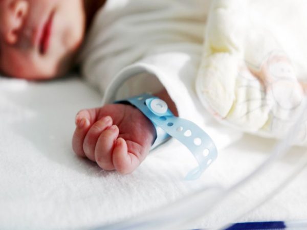 Оставила младенца на окне больницы: в Кропивницком будут судить горе-мать